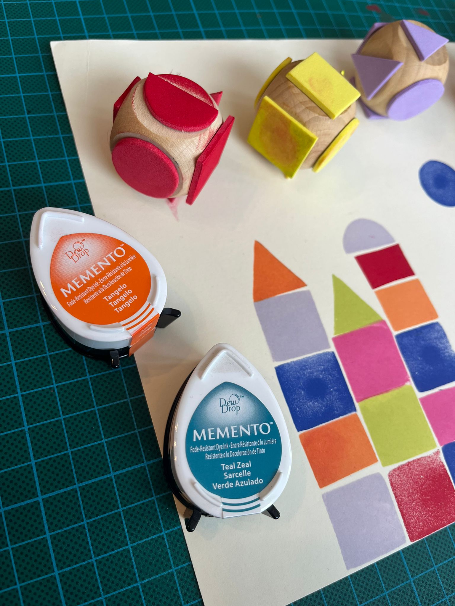 Handgemaakte stempels en kleurrijke memento inktkussens vormen geometrische patronen tijdens een workshop bij INKAMI Creative Studio